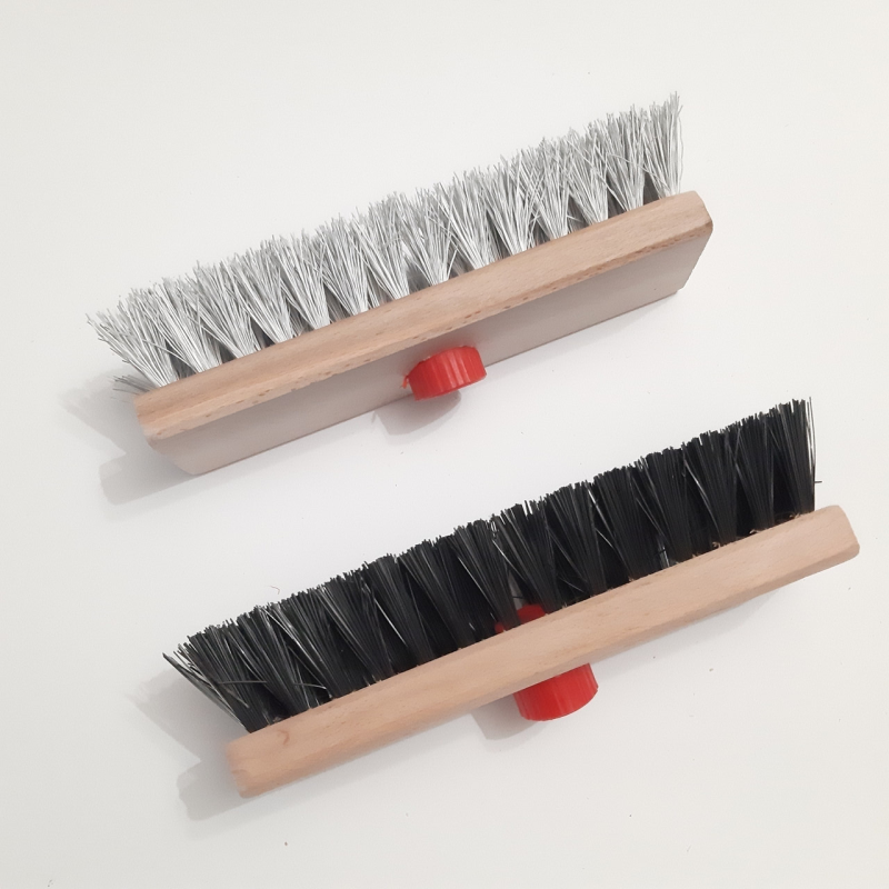 Щітка килимова мала, основа-дерево (без ручки, з різьбленням) Щітка килимова мала, основа-дерево (без ручки, з різьбленням)